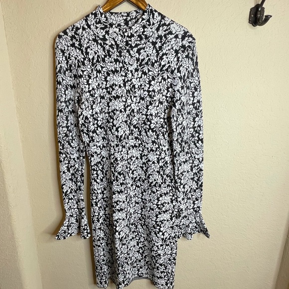 Michael Kors FLORAL BELL SLEEVE DRESS - Picture 9 of 9
